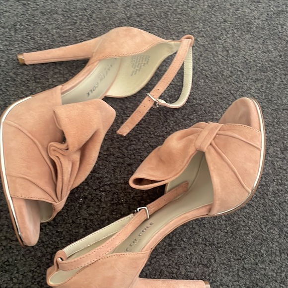 Kenneth Cole blush suede bow heels size 6 - Picture 7 of 11